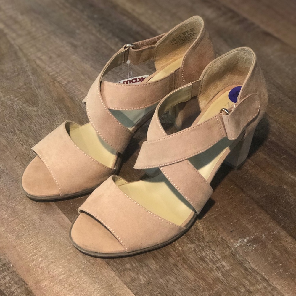8.5 nude sandals with heel 💜